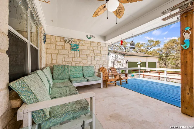 837 Paddy Rd Floresville, TX 78114