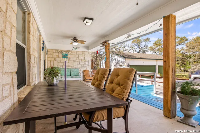 837 Paddy Rd Floresville, TX 78114