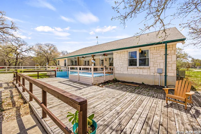 837 Paddy Rd Floresville, TX 78114