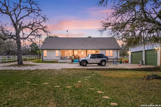 837 Paddy Rd Floresville, TX 78114