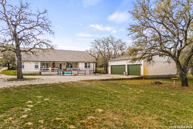 837 Paddy Rd Floresville, TX 78114