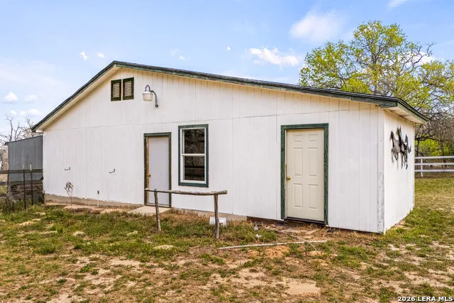 837 Paddy Rd Floresville, TX 78114