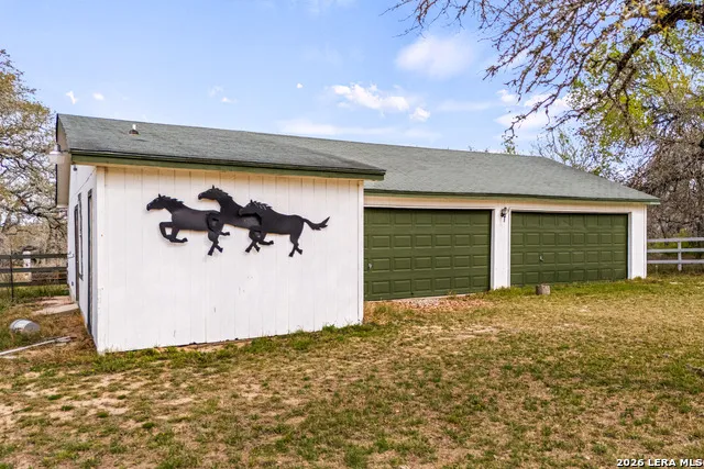 837 Paddy Rd Floresville, TX 78114