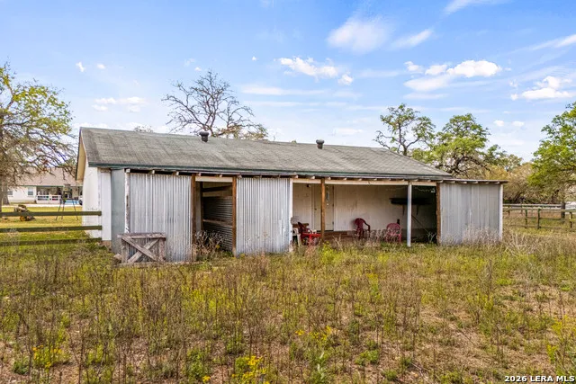 837 Paddy Rd Floresville, TX 78114