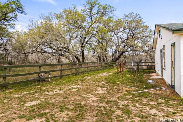 837 Paddy Rd Floresville, TX 78114