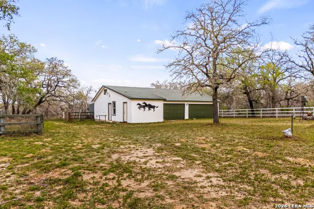 837 Paddy Rd Floresville, TX 78114