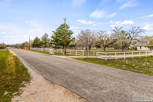 837 Paddy Rd Floresville, TX 78114