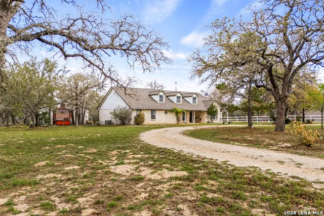 837 Paddy Rd Floresville, TX 78114