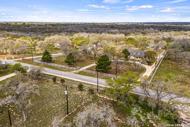 837 Paddy Rd Floresville, TX 78114