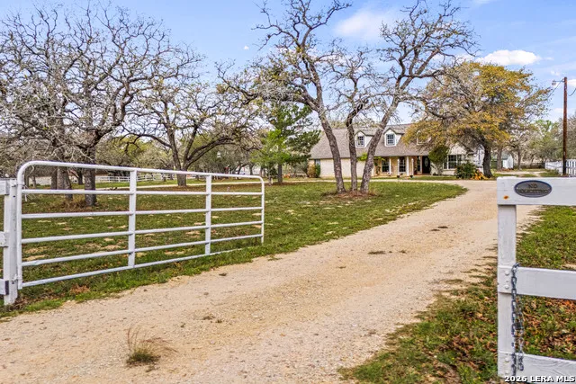 837 Paddy Rd Floresville, TX 78114