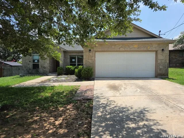 106 Crestway Floresville, TX 78114