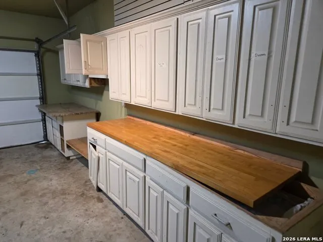 106 Crestway Floresville, TX 78114