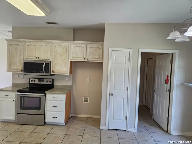 106 Crestway Floresville, TX 78114