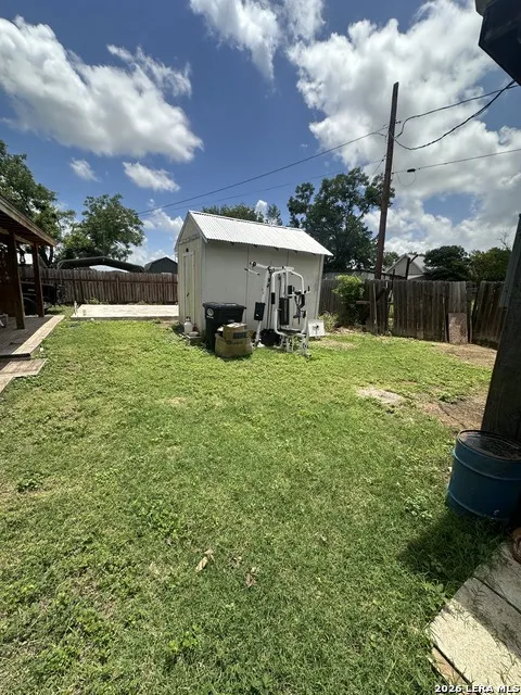 404 W POLK ST Sabinal, TX 78801
