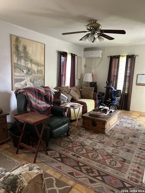 404 W POLK ST Sabinal, TX 78801