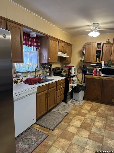 404 W POLK ST Sabinal, TX 78801