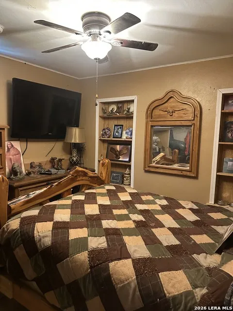 404 W POLK ST Sabinal, TX 78801