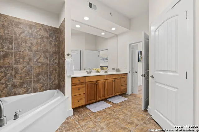 1000 The Cape #10 Horseshoe Bay, TX 78657