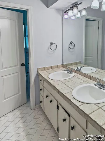 521 PASEO CANADA ST Hollywood Park, TX 78232