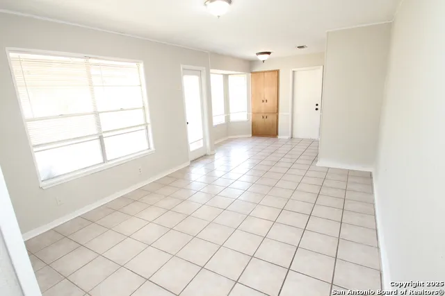 310 THREADNEEDLE LN San Antonio, TX 78227