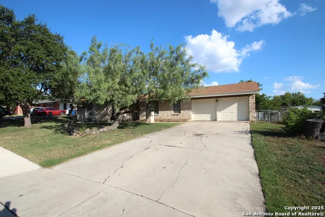 310 THREADNEEDLE LN San Antonio, TX 78227
