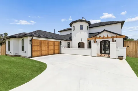 212 Utopia Court
