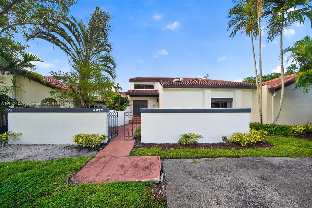 6637 NW 181st Ln Hialeah, FL 33015