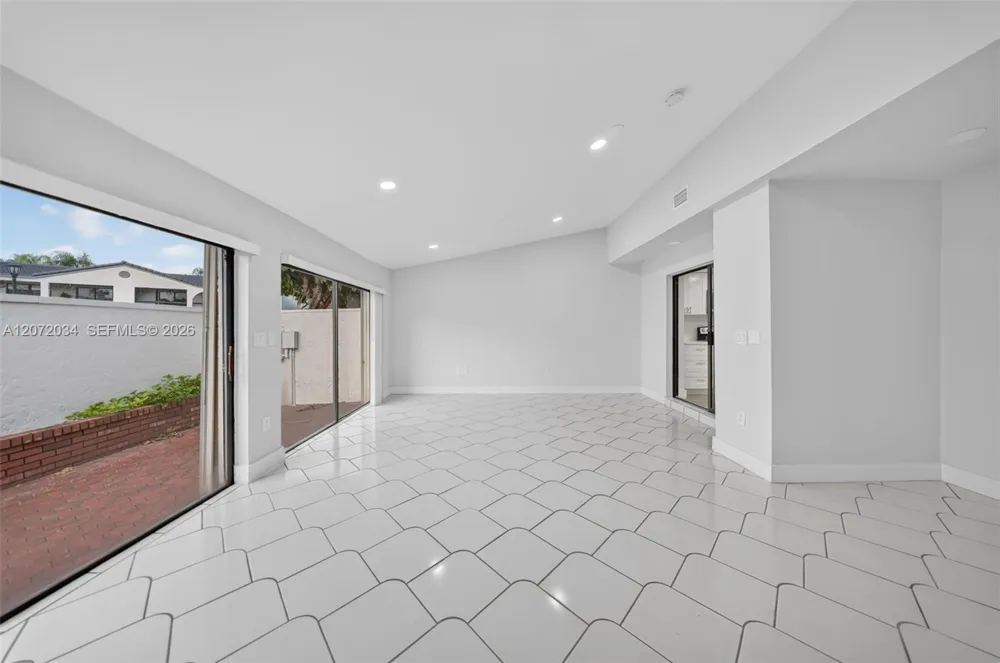 6637 NW 181st Ln Hialeah, FL 33015