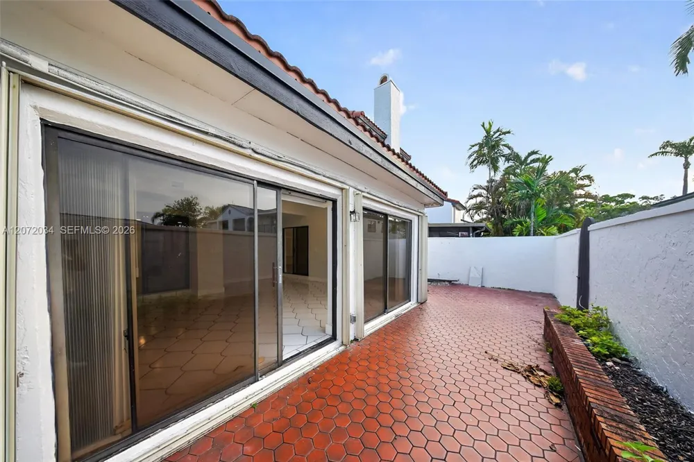6637 NW 181st Ln Hialeah, FL 33015