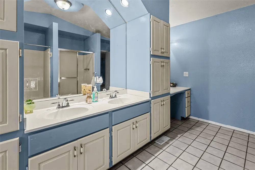 509 Sunset Strip Eufaula, OK 74432