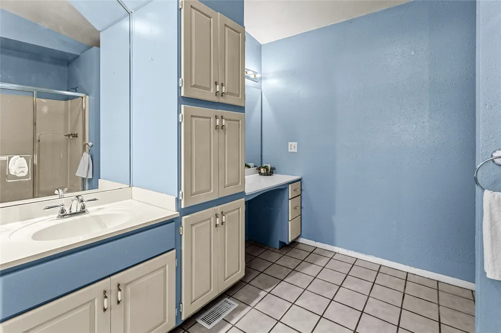 509 Sunset Strip Eufaula, OK 74432