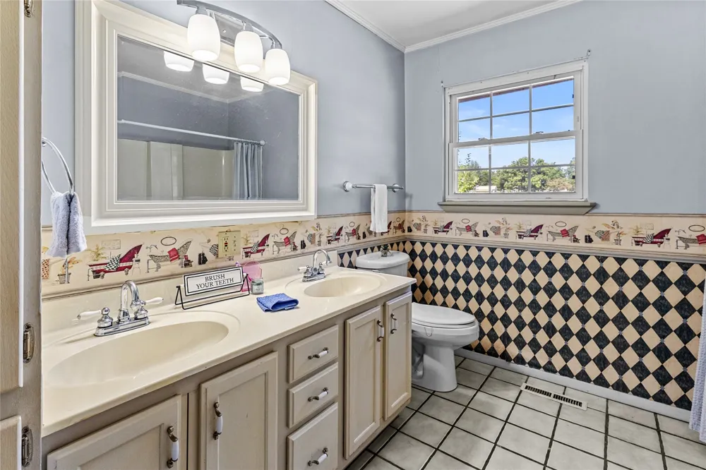 509 Sunset Strip Eufaula, OK 74432