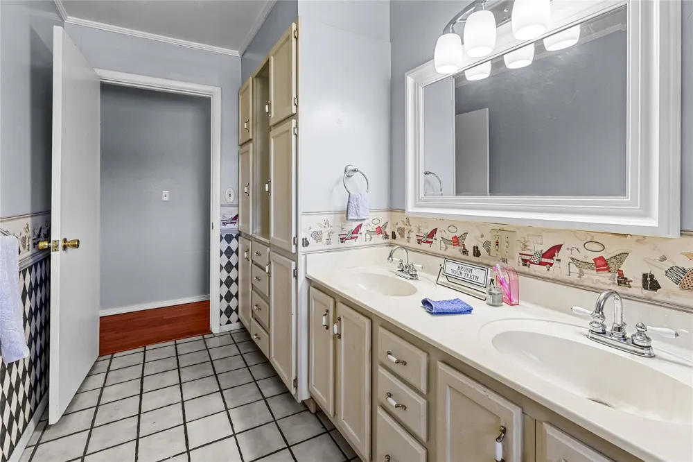 509 Sunset Strip Eufaula, OK 74432