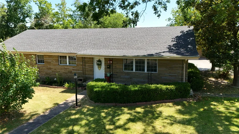 509 Sunset Strip Eufaula, OK 74432