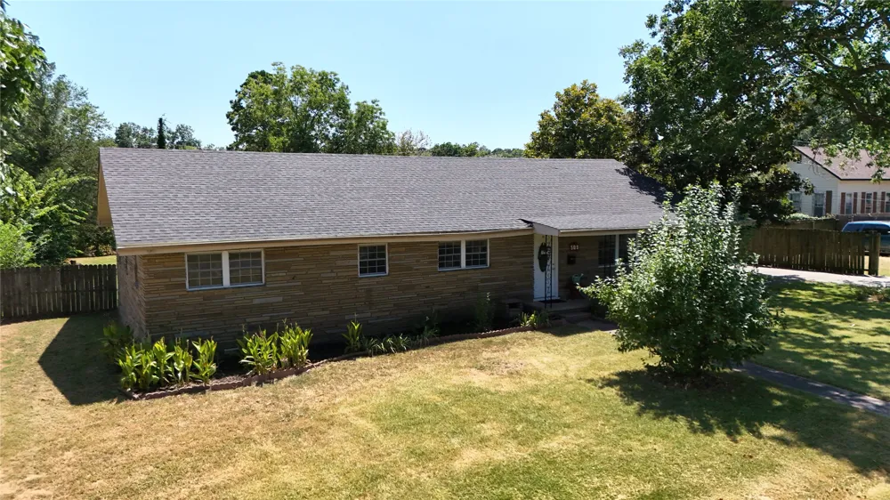 509 Sunset Strip Eufaula, OK 74432