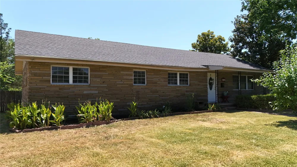 509 Sunset Strip Eufaula, OK 74432