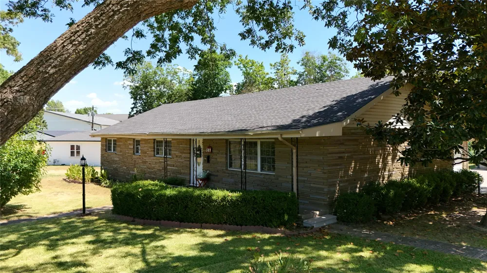 509 Sunset Strip Eufaula, OK 74432