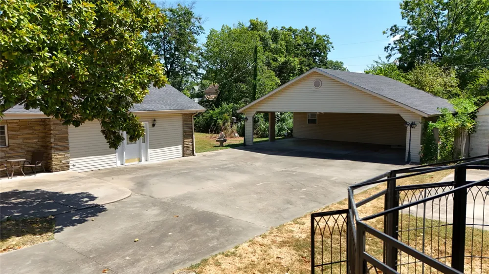 509 Sunset Strip Eufaula, OK 74432