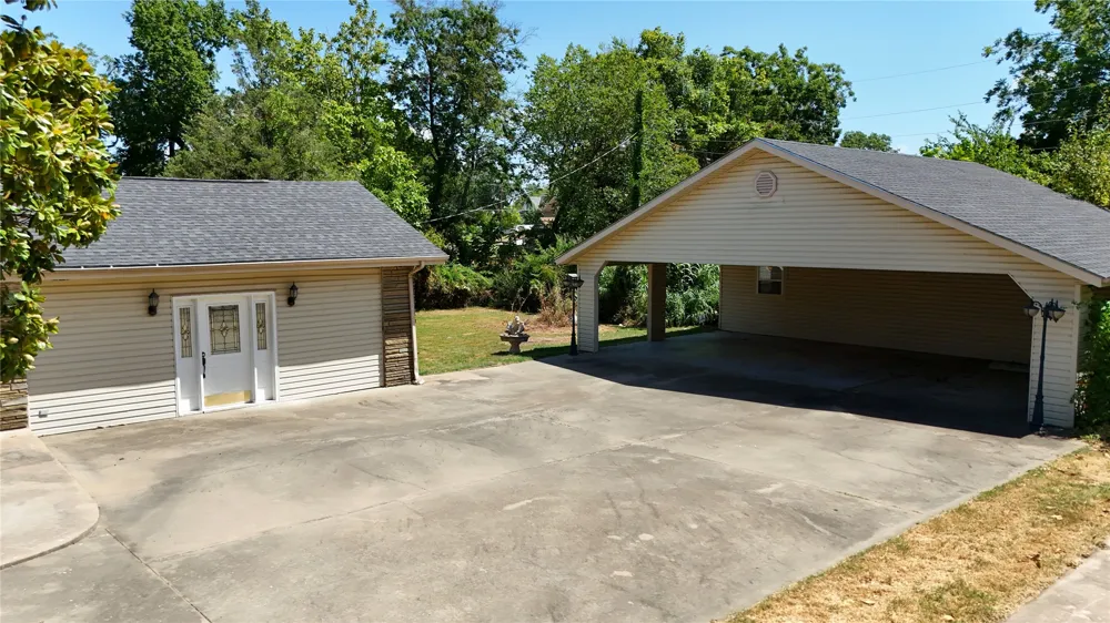 509 Sunset Strip Eufaula, OK 74432