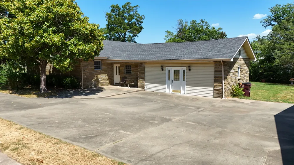 509 Sunset Strip Eufaula, OK 74432