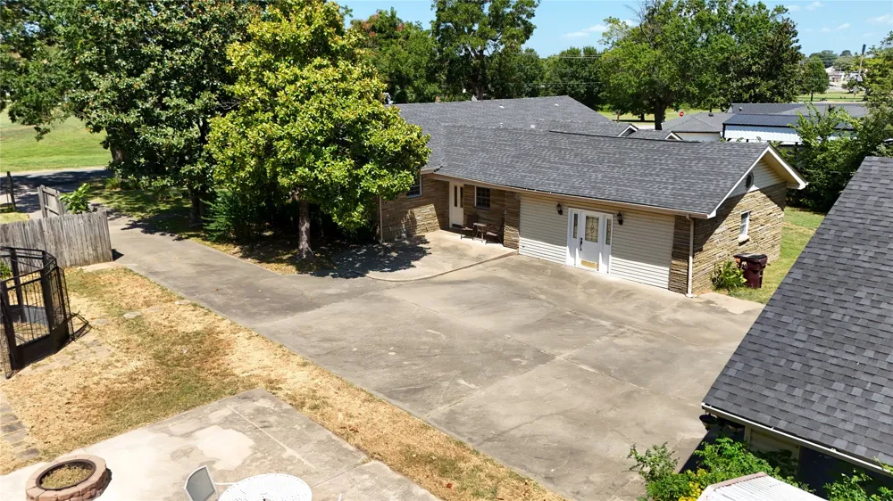 509 Sunset Strip Eufaula, OK 74432