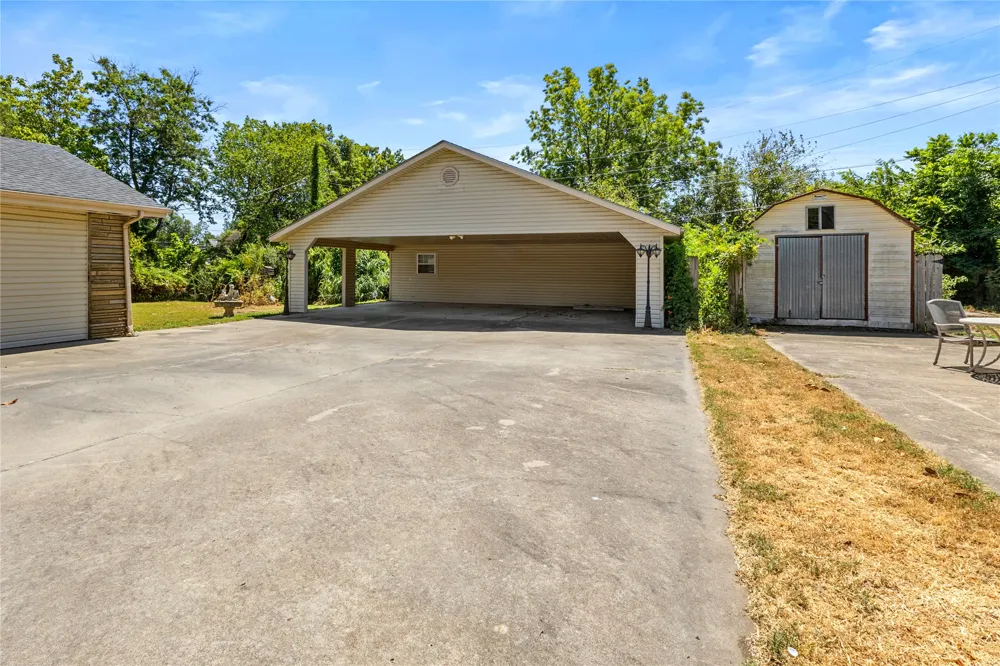509 Sunset Strip Eufaula, OK 74432