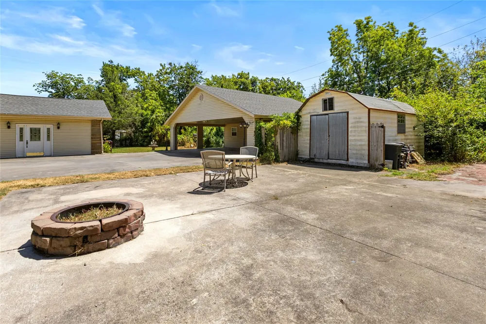 509 Sunset Strip Eufaula, OK 74432