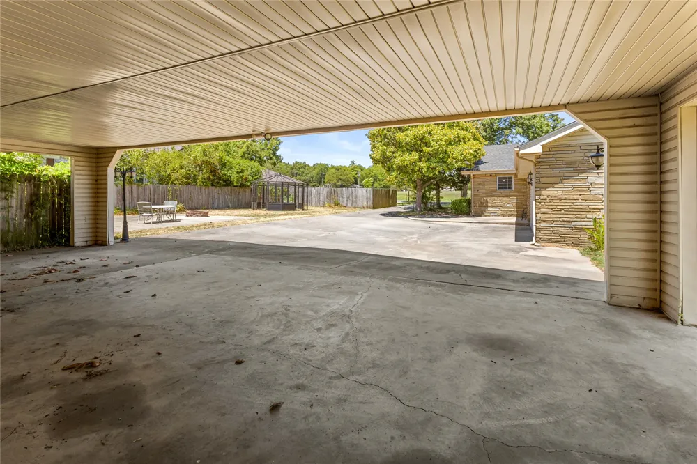 509 Sunset Strip Eufaula, OK 74432