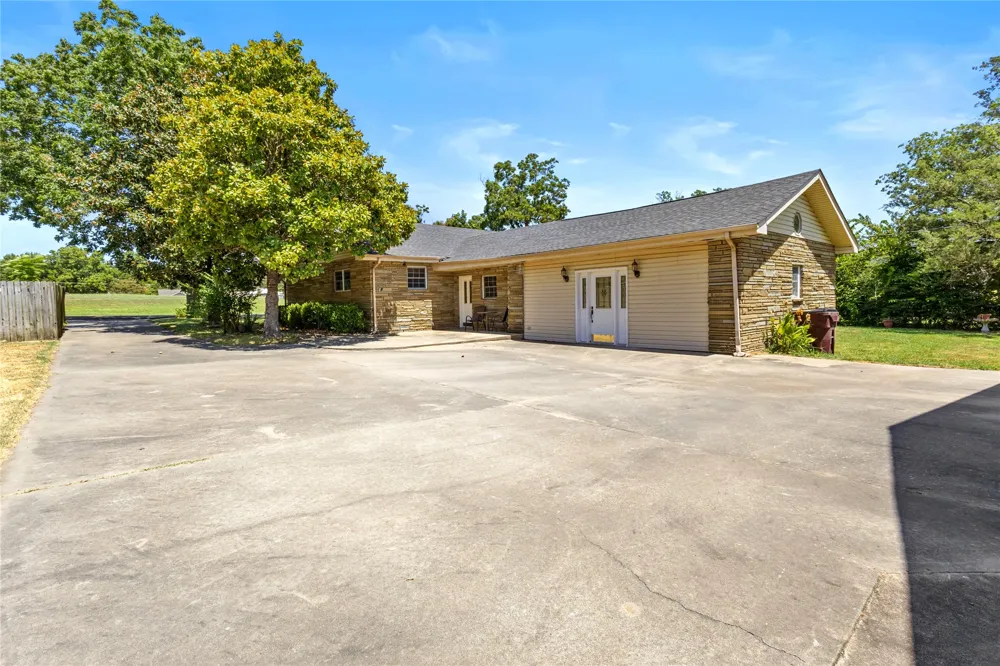509 Sunset Strip Eufaula, OK 74432