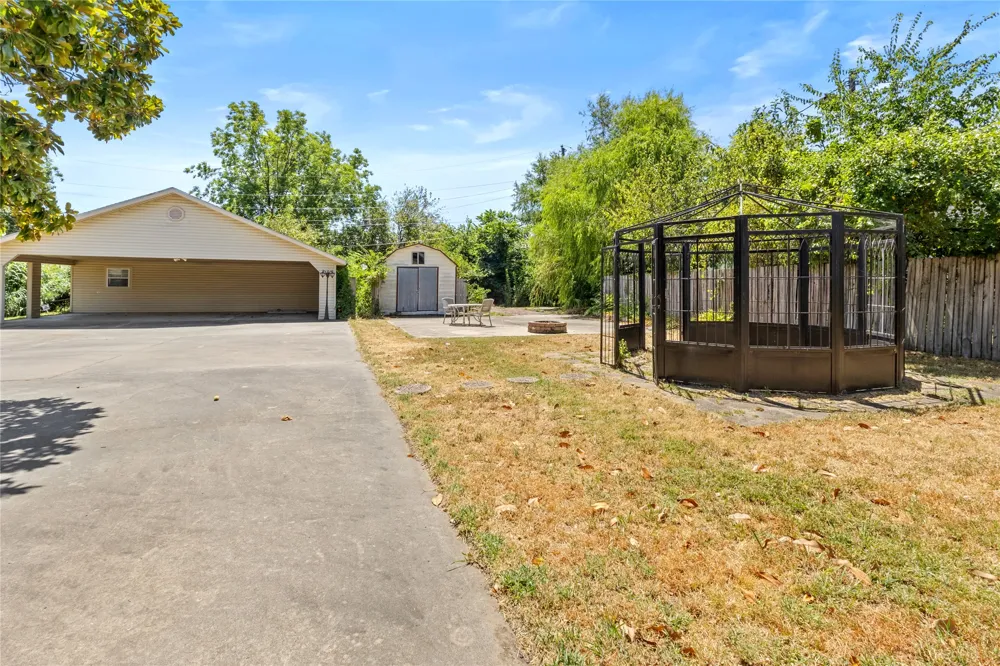 509 Sunset Strip Eufaula, OK 74432