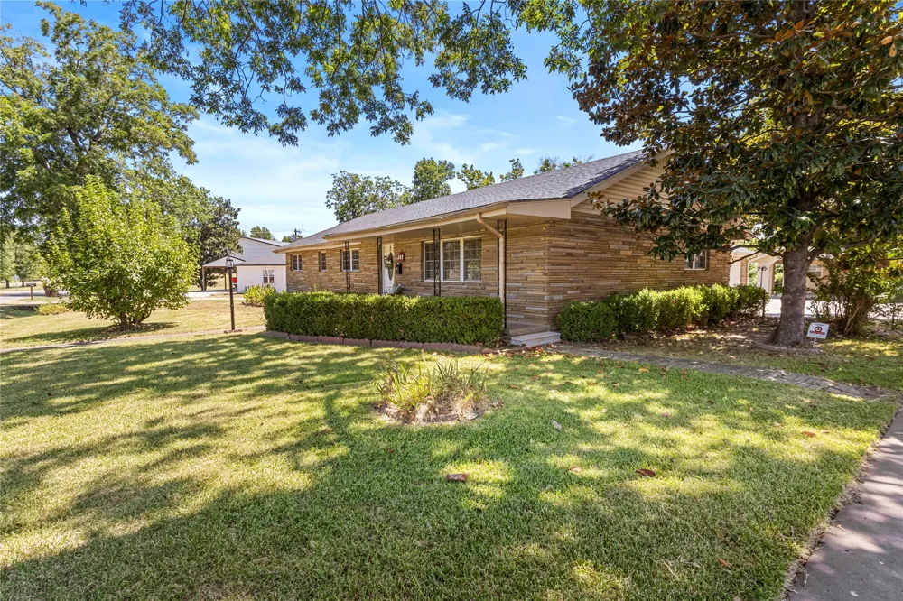 509 Sunset Strip Eufaula, OK 74432