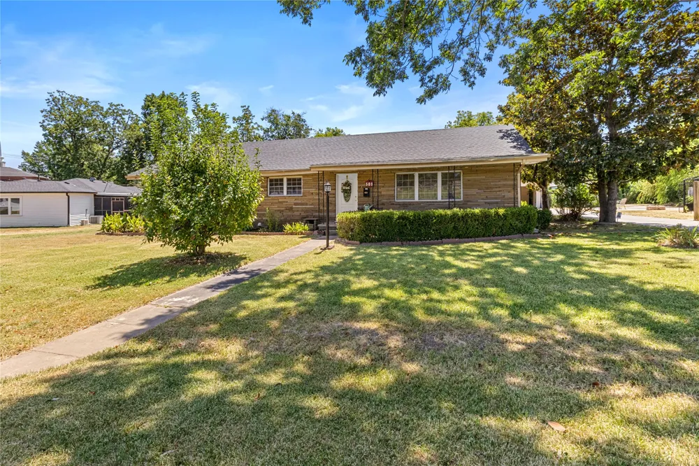 509 Sunset Strip Eufaula, OK 74432