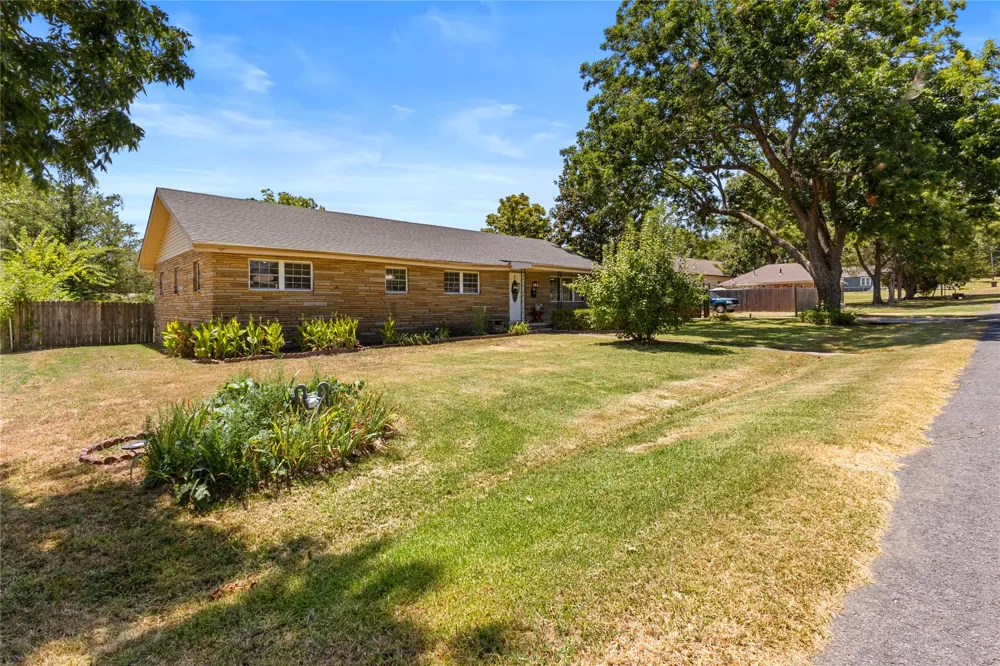 509 Sunset Strip Eufaula, OK 74432