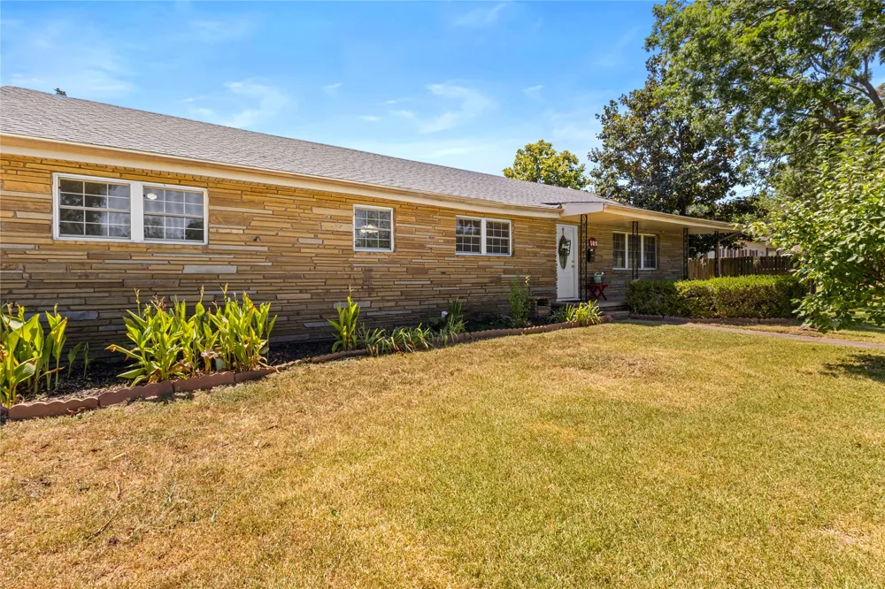 509 Sunset Strip Eufaula, OK 74432